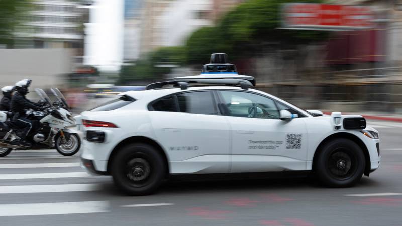VIDEO Waymovi robotaksiji i dalje jure u poplavljene ceste
