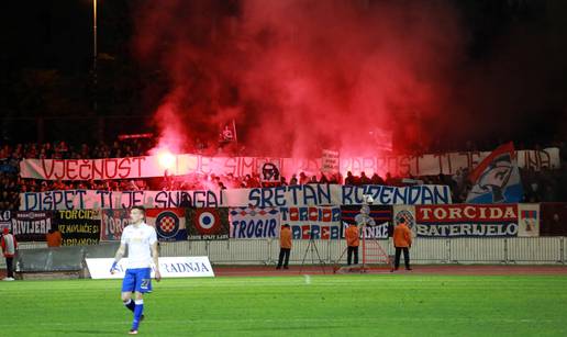 Torcida i Armada palili baklje, ali kaznu plaćaju Osijek i Split!