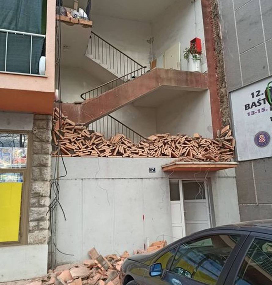 U Kninu se srušio dio zgrade: 'Mislila sam - potres! Susjeda je za dlaku izbjegla tragediju'