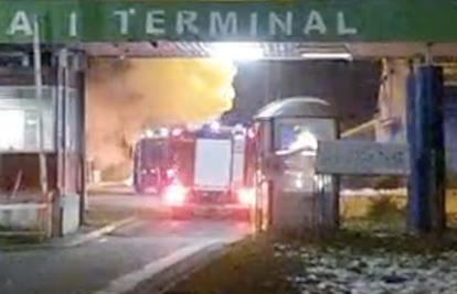 VIDEO Zapalio se kamion u Osijeku, vatrogasci na terenu