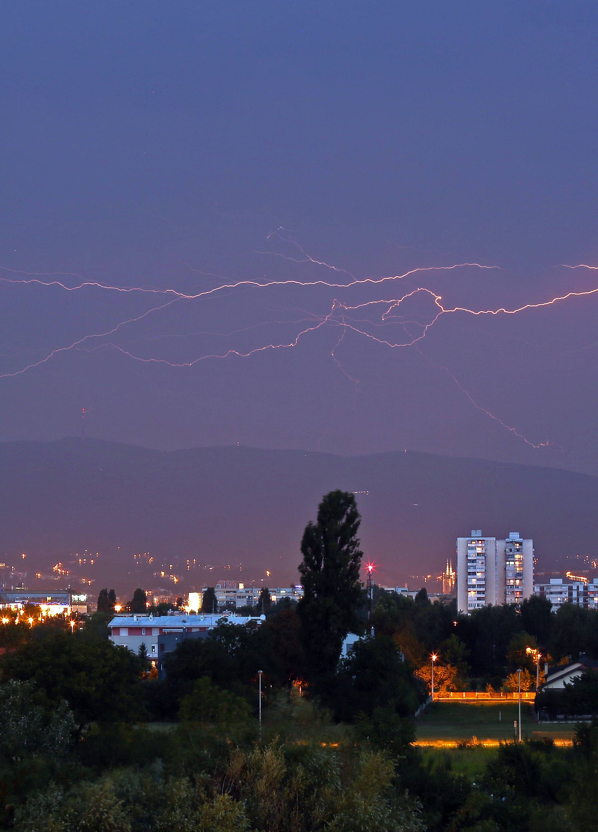 Jak vjetar čupao stabla, valovi u Selcu napola potopili brodicu