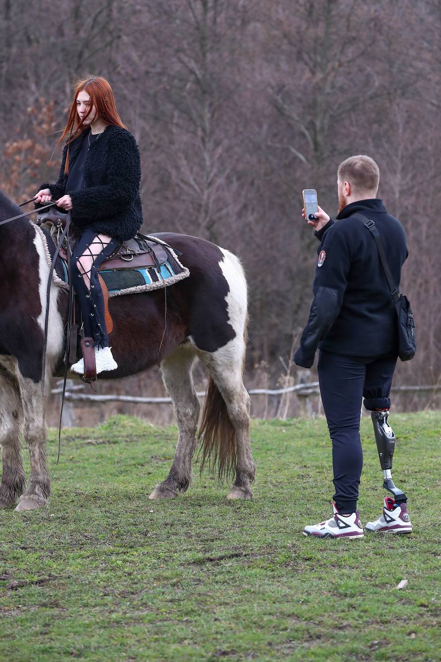 Laviv: Ukrajinski ratni vojni invalidi rehabilitiraju se uz jahanje konja