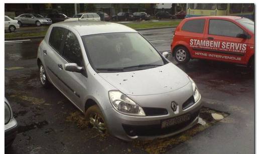 Auto zapeo u blatu na parkiralištu u Heinzlovoj