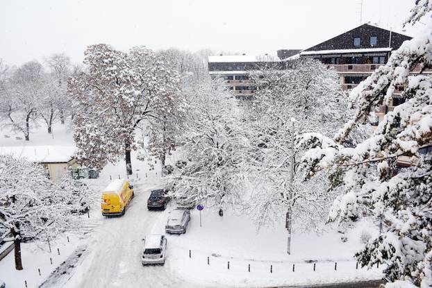 Snijeg je prekrio Sisak 