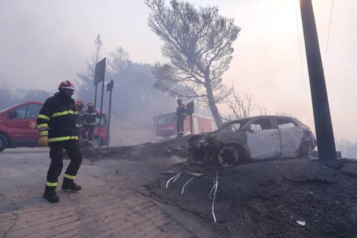 FOTO Osiguravaju požarišta u Dalmaciji. Puno ljudi bez struje