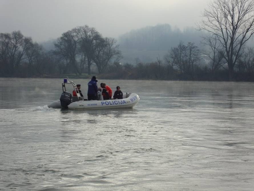 Policajci pred zoru čuli vrisak iz Une, najmanje jedan mrtav, traže još nekoliko ljudi...