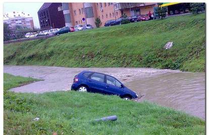 Krapina: Parkirani auto upao u potok i potonuo