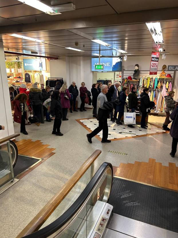 FOTO Velika rasprodaja zbog zatvaranja Name: 'Dućani su krcati, ovako nije niti za Božić'