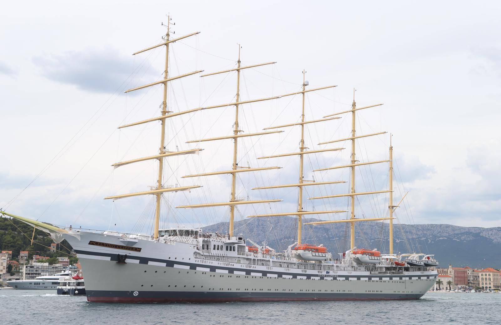 Izgradili ga u Splitu: Ultraši će se voziti najvećim jedrenjakom