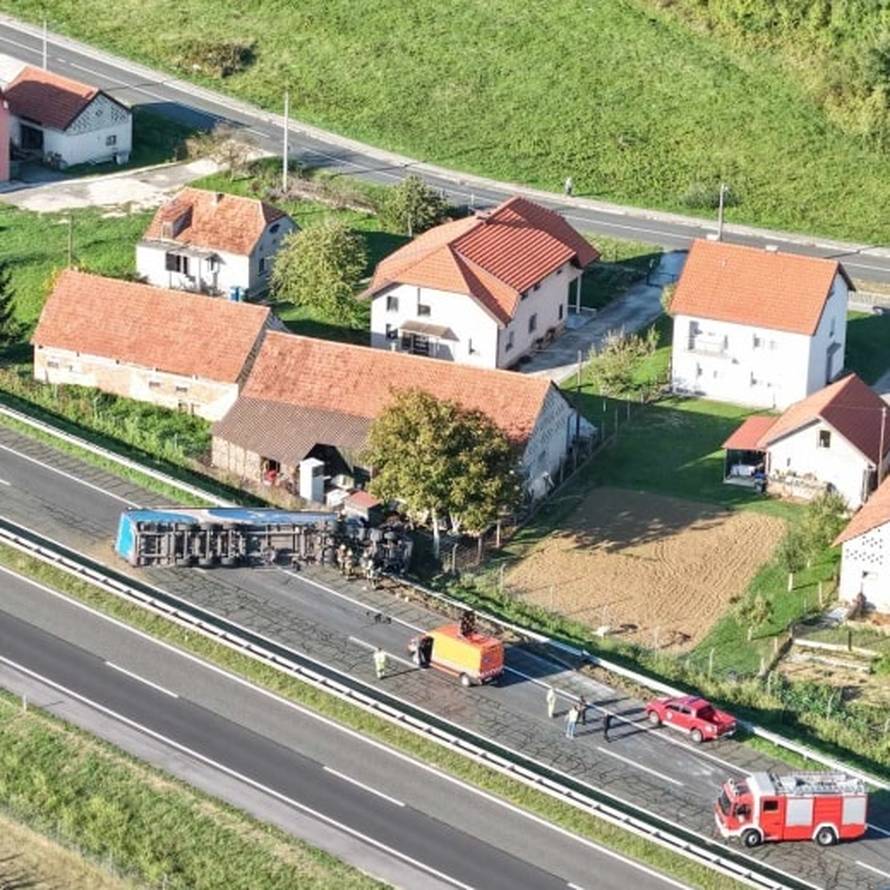 FOTO Muškarac (68) iz BiH se prevrnuo šleperom na A2 u Zagorju: Lakše je ozlijeđen