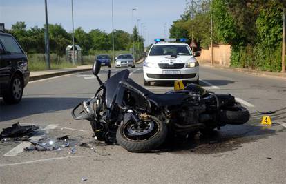 Zabio se u cestovne oznake: Motociklist je teško ozlijeđen