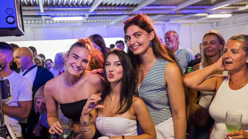 Trajekt "Korčula" je plul proti Veloj Luki v spomin na Oliverja Dragojevića