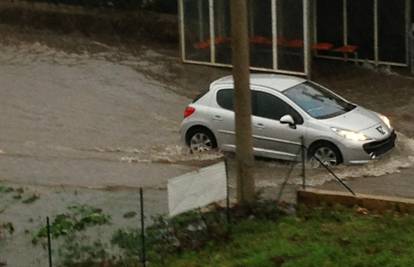 Svaka jača kiša poplavi glavnu cestu u Marčeljima kod Rijeke