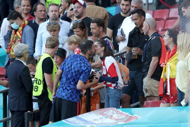 'Vatreni' u zagrljaju djece: Luka Modrić i Badelj s 'nasljednicima'