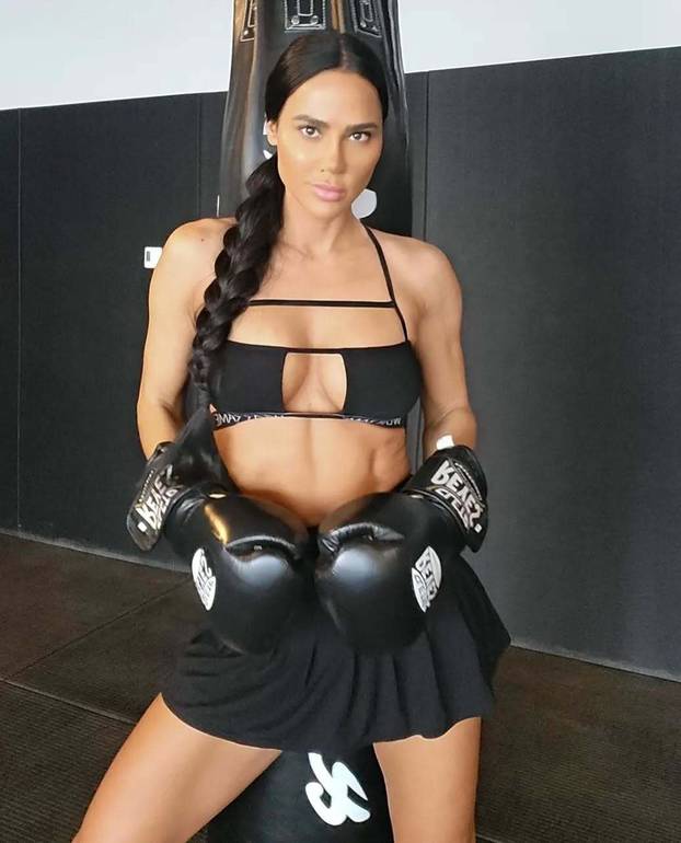 FOTO Zanosna crnka osvojila je splitsku publiku. Svi su gledali u njezinu žutu haljinu i trbušnjake