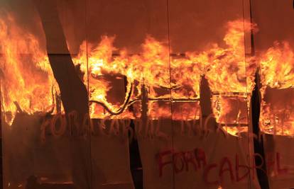 Anarhisti razbijali i palili Rio, policija im uzvratila suzavcem