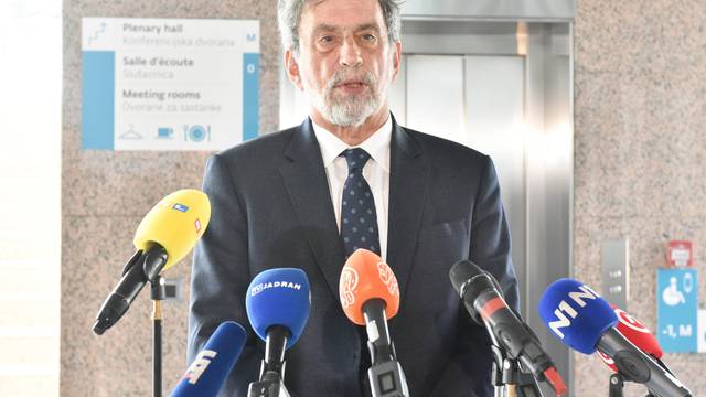 Zagreb: Nakon sjednice Vlade izjave su dali ministar Radovan Fuchs i Oleg Butković