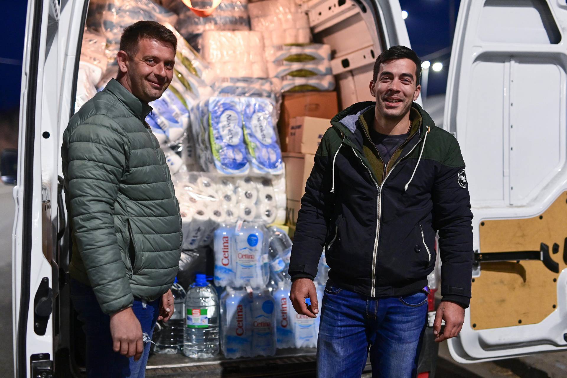 Josip i Roko "potegli" su do granice s Ukrajinom i dovezli 3,5 tone humanitarne pomoći