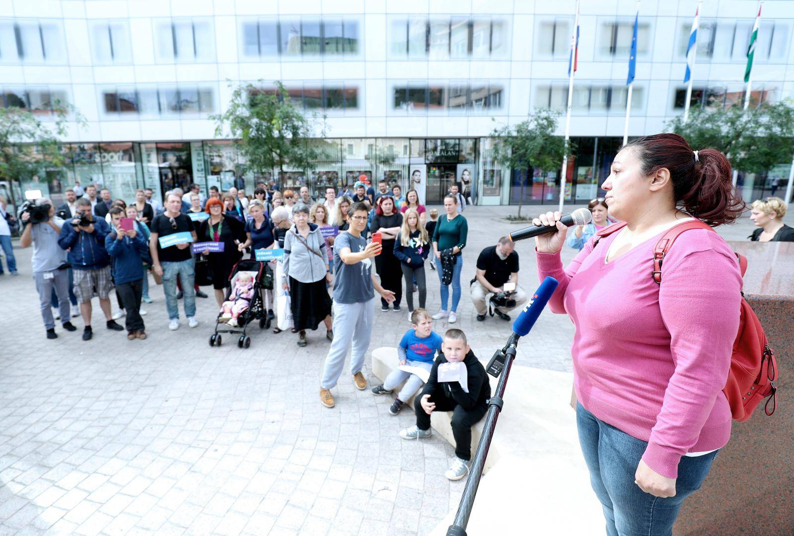 'Svake godine ista borba. Naša djeca ne mogu bez pomoćnika'