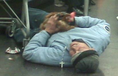 Hrvao se s kokoškom na podu podzemne željeznice