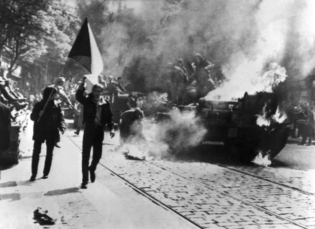 srpen 1968, rozhlas, VinohradskÃÂ¡ tÃâ¢ÃÂ­da, tank, hoÃâ¢ÃÂ­, vlajka, vlajkonoÃÂ¡