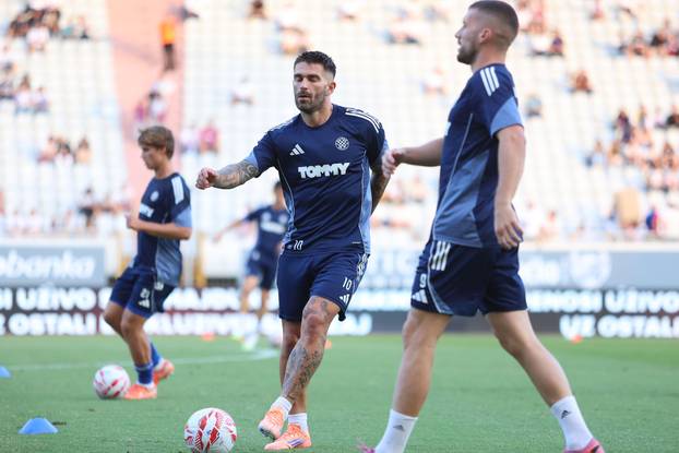 Zagrijavanje nogometaša Hajduka i Lokomotive uoči početka utakmice 8. kola SuperSport HNL-a