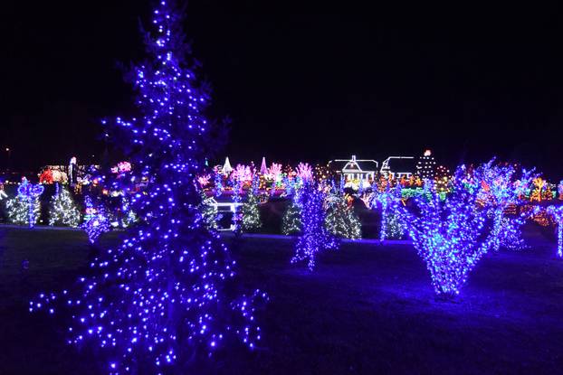 Grabovnica: Započela božićna čarolija svjetla obitelji Salaj