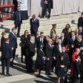 Plenković i Milanović u pratnji supruga stigli na sprovod pape