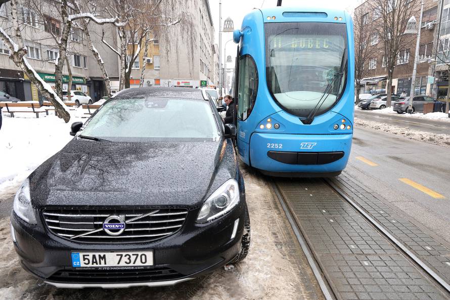 Zagreb: Zastoj na Maksimirskoj zbog nepropisno parkiranog automobila