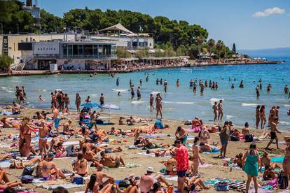 Pogledajte krcatu plažu Bačvice