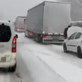 VIDEO Hrvatica zapela  pred Ljubljanom: 'Kaos! Neki su se zbog snijega zabili u ogradu'