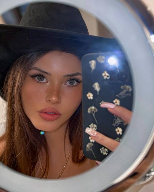 FOTO Lijepa Claudia iz Brazila nevjerojatno sliči Megan Fox, a prati je osam milijuna ljudi
