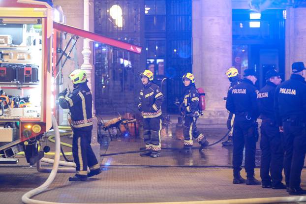 Zagreb: Vatrogasci ugasili požar koji je izbio na Trgu bana Josipa Jelačića 