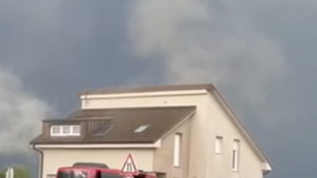 VIDEO Udar groma zapalio krov