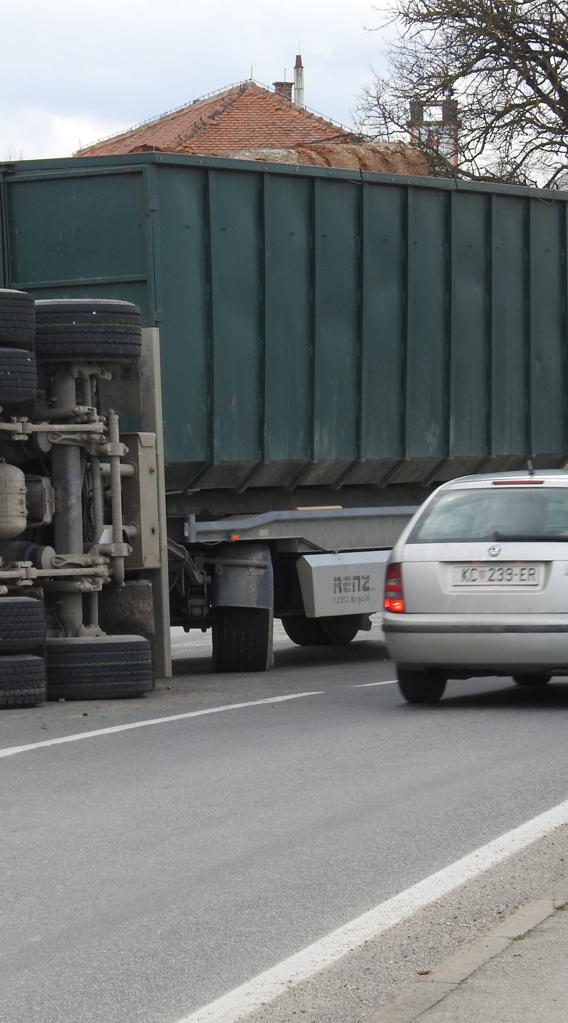 Kamionom ušao u oštri zavoj, preokrenuo se i prosuo trupce