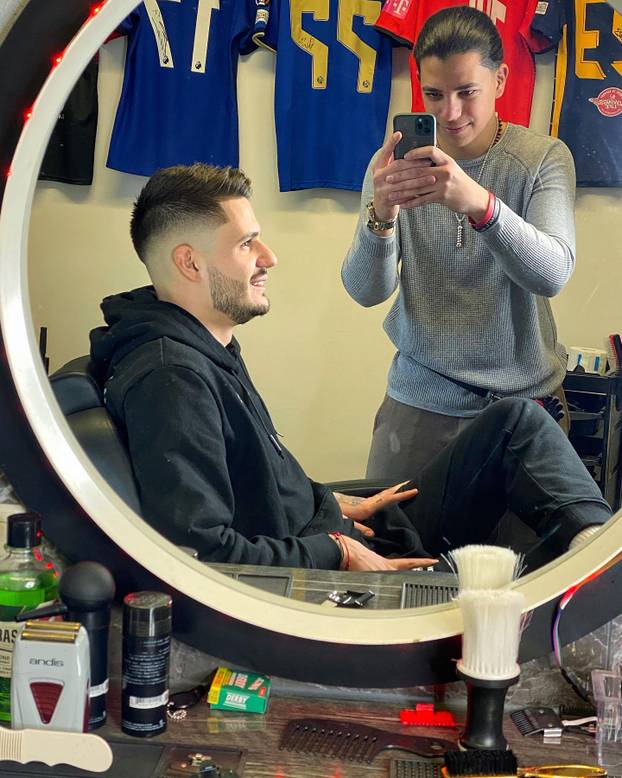 FOTO Tko je brijač 'vatrenih'? Uspio je nagovoriti Modrića na promjenu: 'Perišić? Boljelo me'