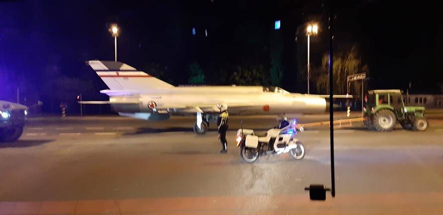 Pazi, MiG na cesti! Perešinov avion noćas vozili kroz Zagreb