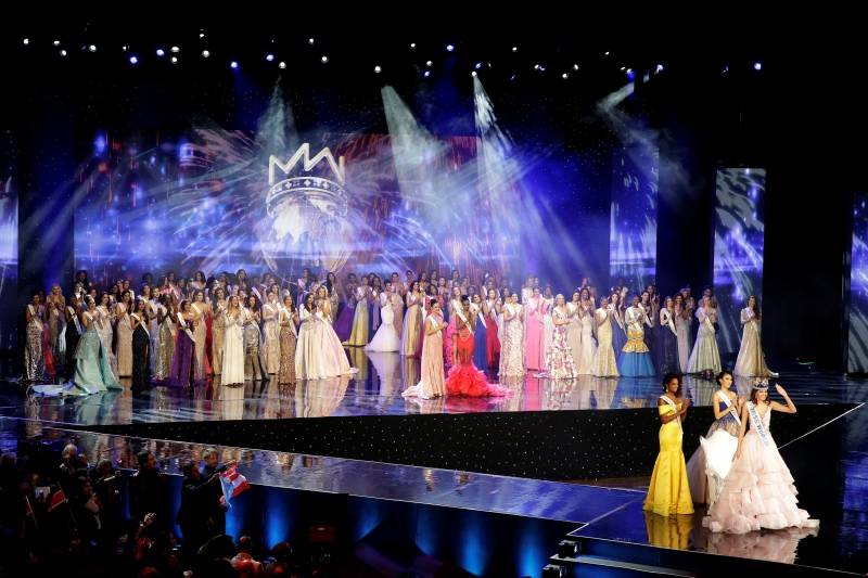 Miss Puerto Rico Stephanie Del Valle waves after winning the Miss World 2016 Competition in Oxen Hill, Maryland.