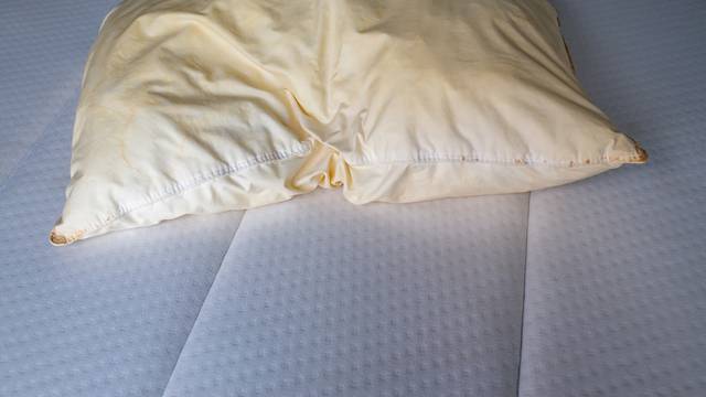 Požutjeli jastuci mogu izgledati kao novi uz samo par sastojaka