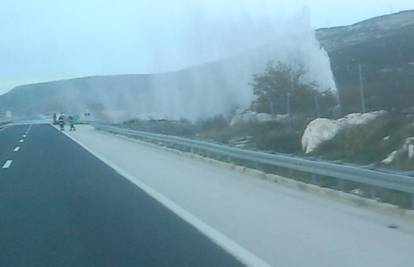 'Vodoskok' na Dalmatini: Voda iz plinske cijevi zbunila vozače