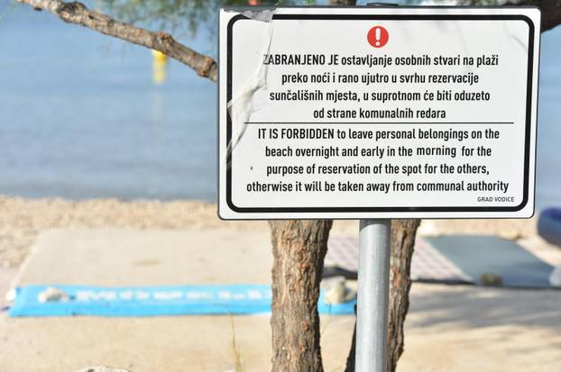 Vodice: Ispravljena greška na tablama koje zabranjuju ostavljanje ru?nika na plaži