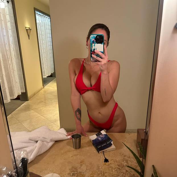 Bivša zvijezda UFC-a izazovnim fotografijama 'srušila internet'