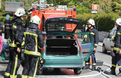 Nepoznati heroj spasio ženu i dvoje djece iz auta u plamenu