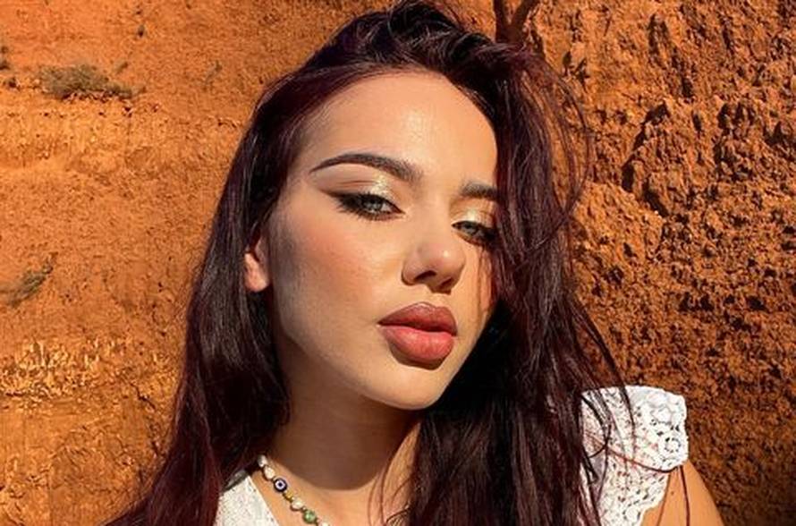 Kći Roberta Pauletića i Ella u strastvenom zagrljaju: Dvornik pozirala dok joj Riva mazi guzu