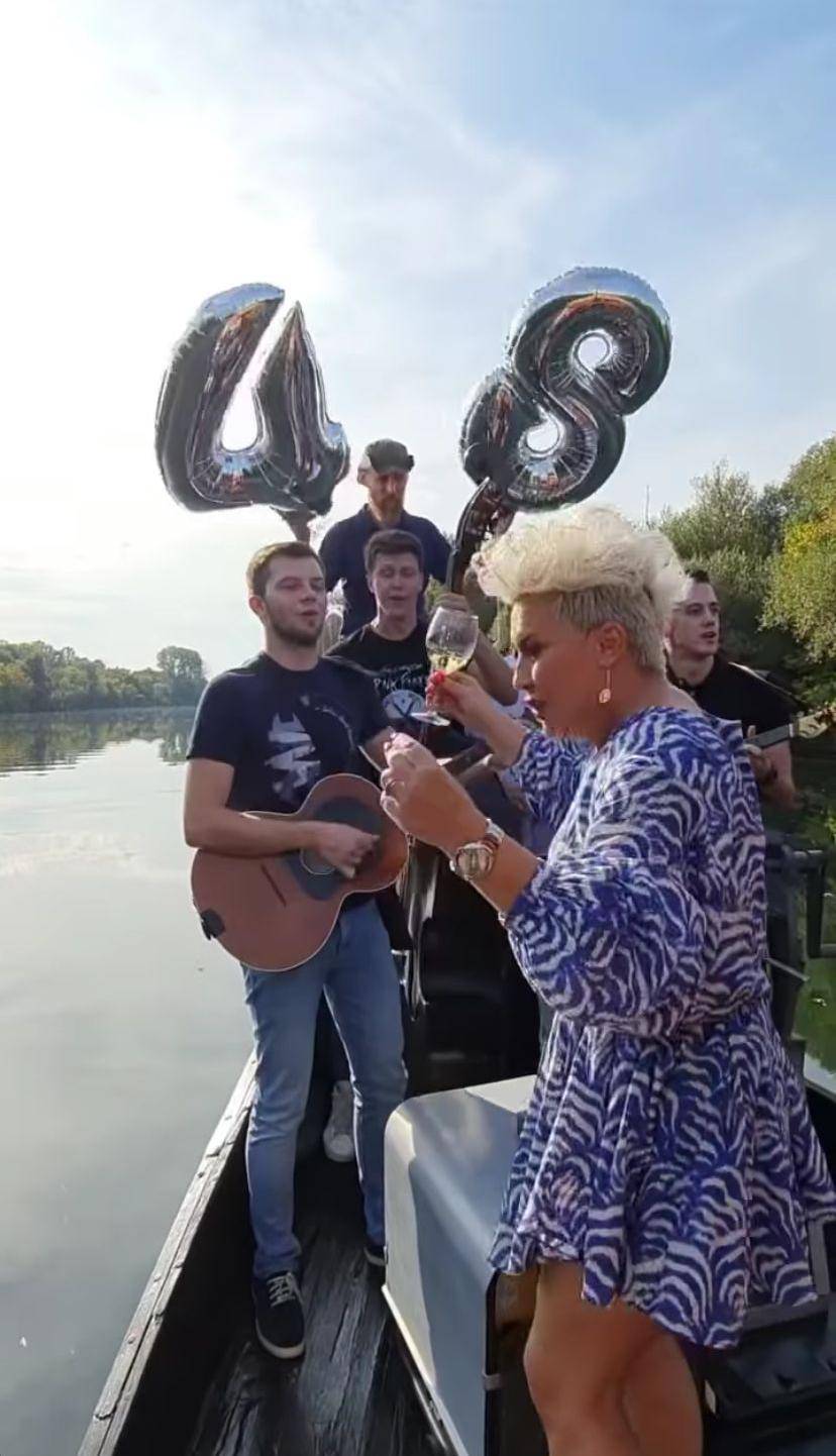 Indira s tamburašima razvukla harmoniku i zapjevala 'Inati se Slavonijo': 'Jooj kume, što reći?'