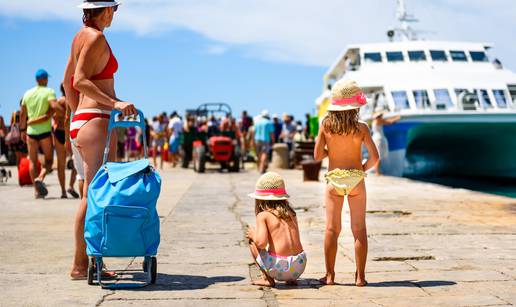 Evo što kažu brojke: Većina se Hrvata bavi ovim poslom, a turizam nije prvi po zaradi!