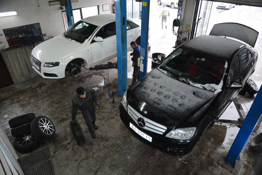 Prvi snijeg stvorio je velike guÅ¾ve kod vulkanizera pa se na izmjenu guma Äekalo po nekoliko sati