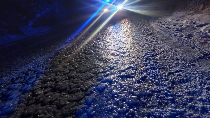 FOTO Zapeli su na zatvorenoj magistrali: HGSS zbog leda evakuirao obitelj s troje djece