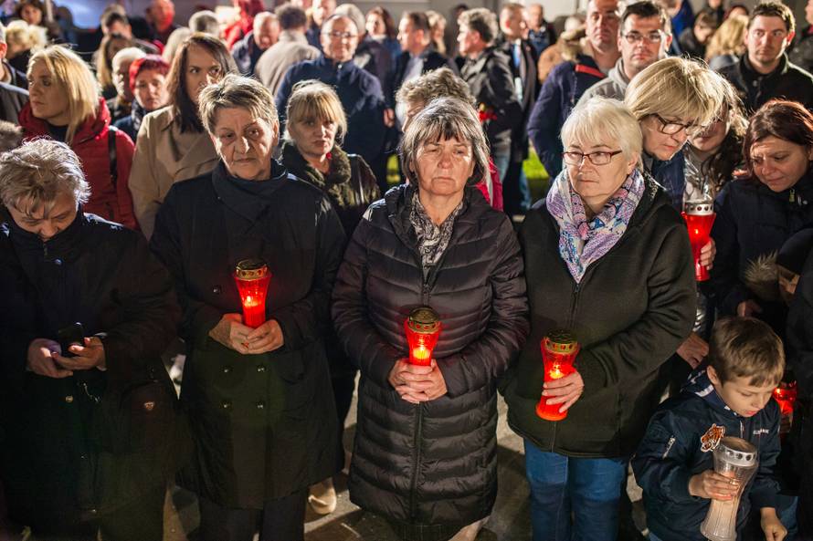 Na molitvu u dvorište bolnice u Vukovaru došla i predsjednica