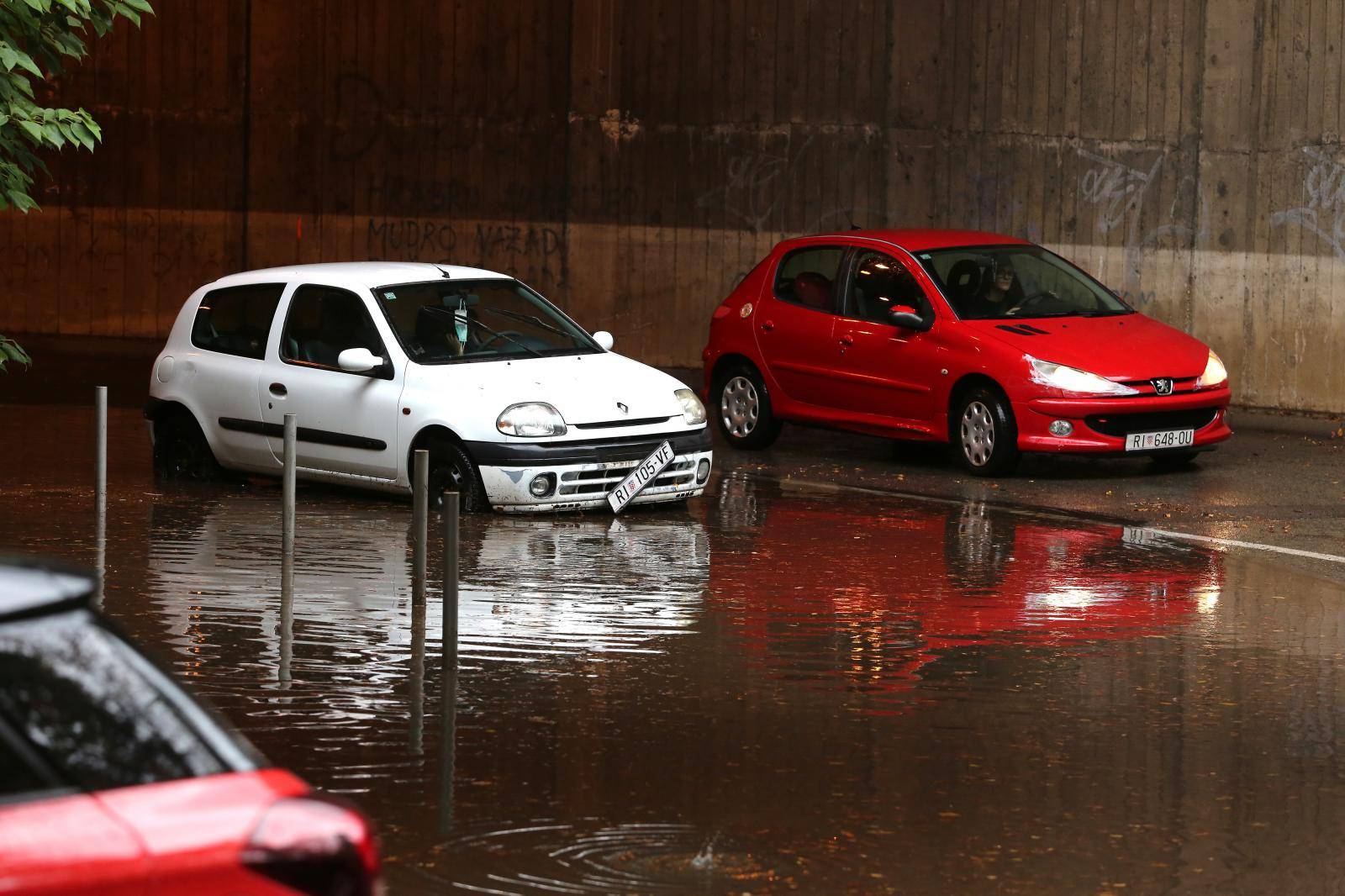 Rijeka: Prolaznici pomogli u uklanjanju vozila koje se pokvarilo u poplavljenom podhodniku